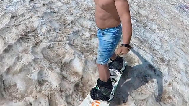 3 bin 200 rakımda kayak yapıp, gölde serinlediler