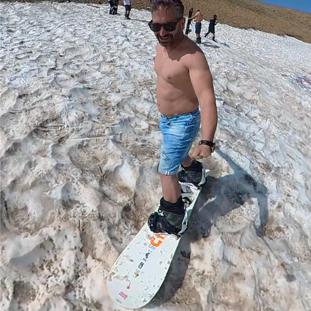 3 bin 200 rakımda kayak yapıp, gölde serinlediler