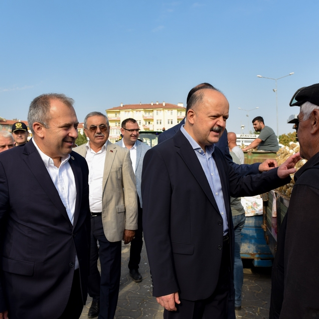 Kastamonu Valisi Dallı ve Milletvekili Uluay sarımsak pazarını ziyaret etti