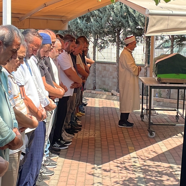 Bursa'da hafif ticari araca çarpan motosikletin sürücüsü öldü