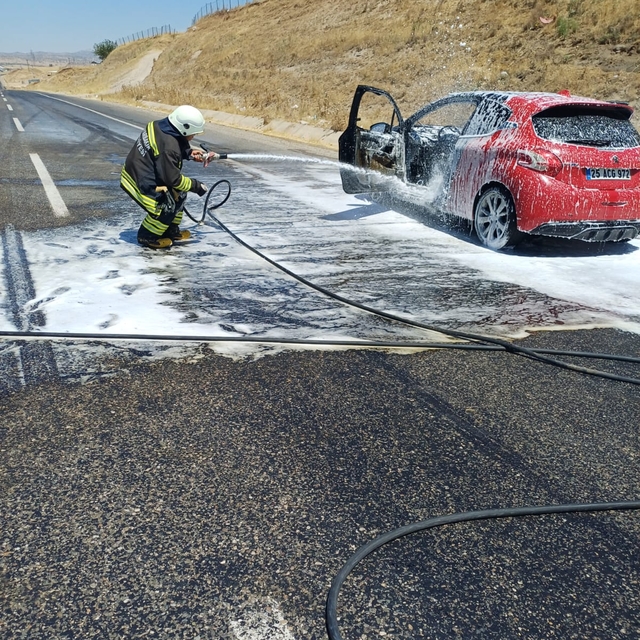 Diyarbakır'da otomobilde çıkan yangını itfaiye ekipleri söndürdü