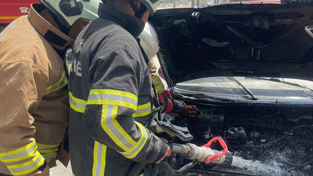 Hatay'da park halindeki otomobilde çıkan yangın söndürüldü
