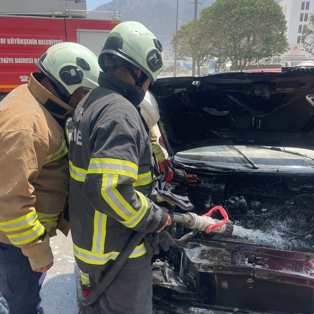 Hatay'da park halindeki otomobilde çıkan yangın söndürüldü