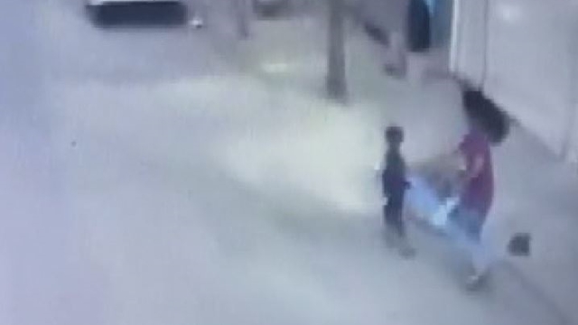 Otobüsün çarptığı Muhammed öldü; kaza kamerada