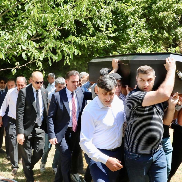 Bitlis Valisi Karakaya, İl Genel Meclis Başkanı Akın'ın cenaze törenine kat...