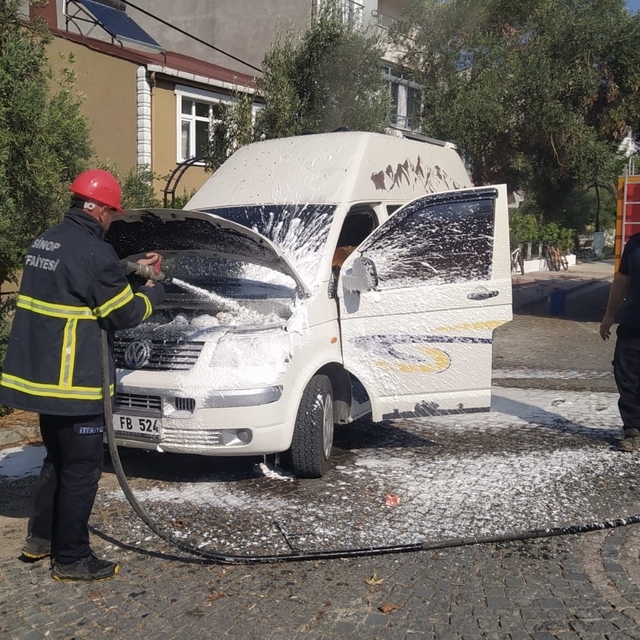 Gerze ilçesinde park halindeki minibüste yangın çıktı