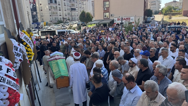 Edirne'de eşi tarafından boğularak öldürülen anne ve oğlu son yolculuğuna uğurlandı