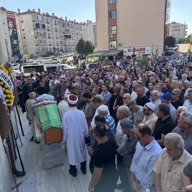Edirne'de eşi tarafından boğularak öldürülen anne ve oğlu son yolculuğuna u...