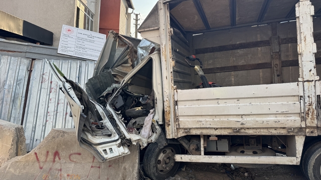 Kocaeli'de beton bloka çarpan kamyonetin sürücüsü yaralandı