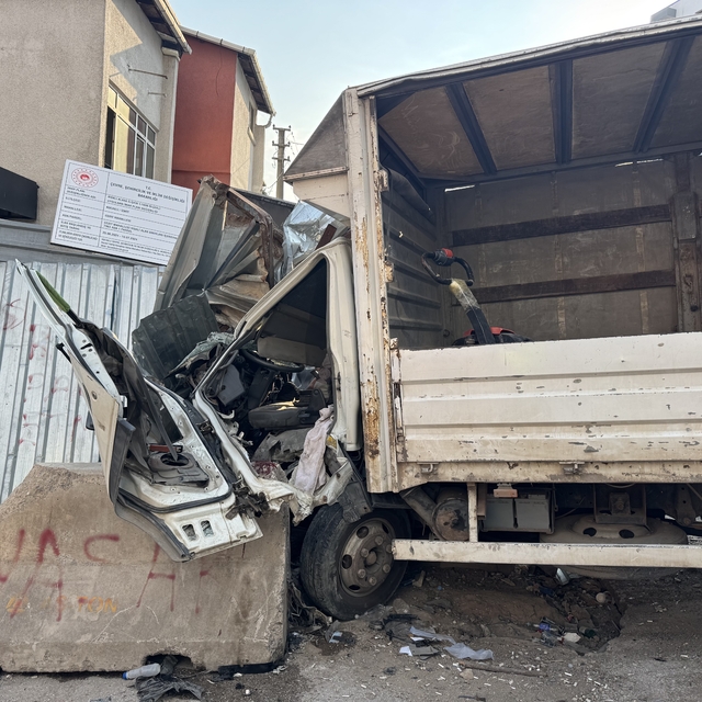 Kocaeli'de beton bloka çarpan kamyonetin sürücüsü yaralandı