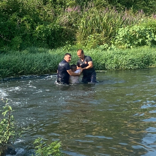 Bolu'da çaya düşen epilepsi hastasını itfaiye kurtardı
