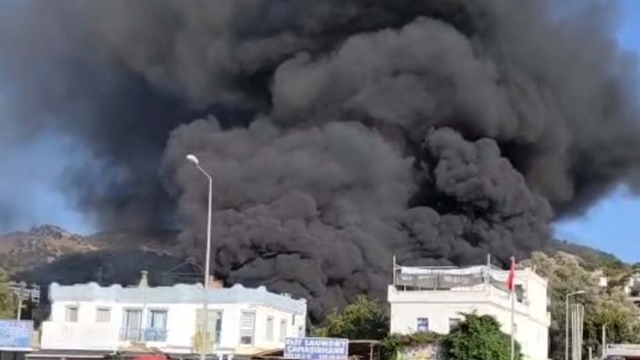 Bodrum'da tente- branda üretimi yapılan işletmede yangın; duman gökyüzünü kapladı