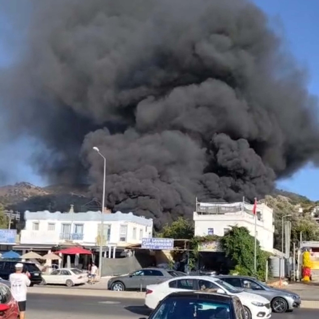 Bodrum'da tente- branda üretimi yapılan işletmede yangın; duman gökyüzünü k...