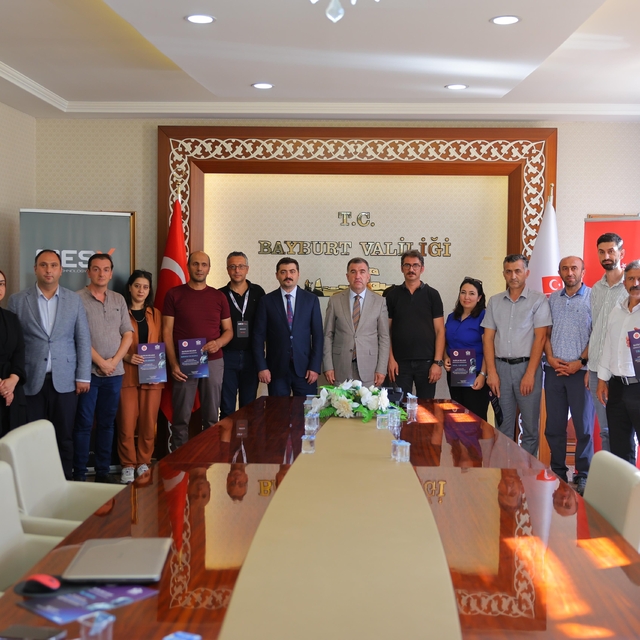 Bayburt'ta gazetecilere "Yapay Zeka Destekli Medya Uzmanlığı Eğitimi" veril...