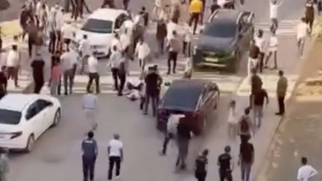Çocukların kavgasına ailelerin de karıştığı bıçaklı kavga kamerada: 2 yaralı