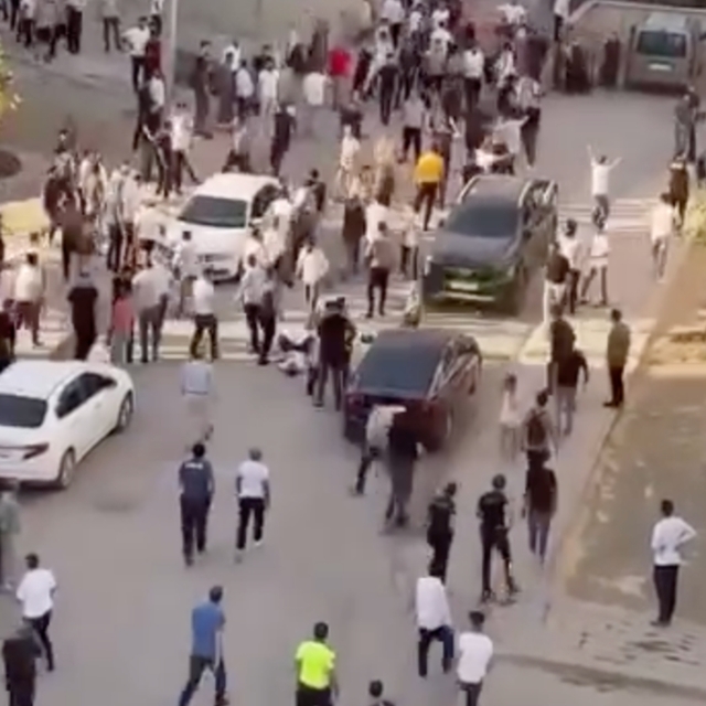 Çocukların kavgasına ailelerin de karıştığı bıçaklı kavga kamerada: 2 yaral...