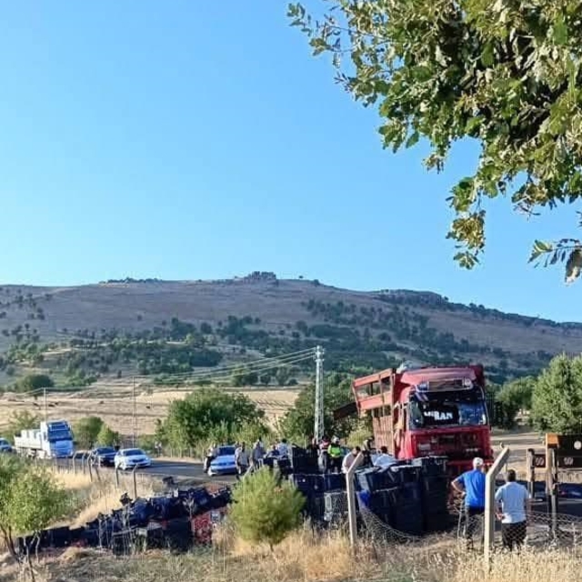 Diyarbakır'da devrilen tırın sürücüsü yaralandı