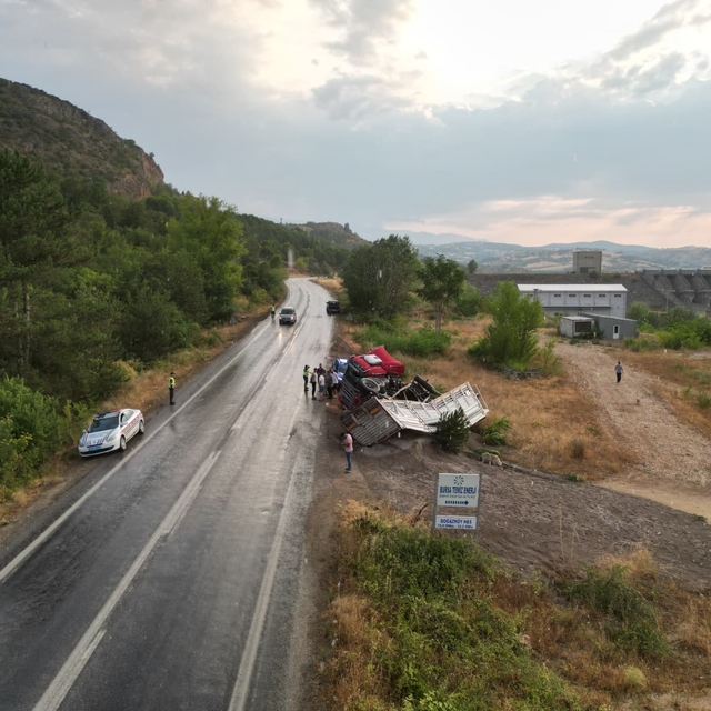 Bursa'da devrilen tırın sürücüsü yaralandı