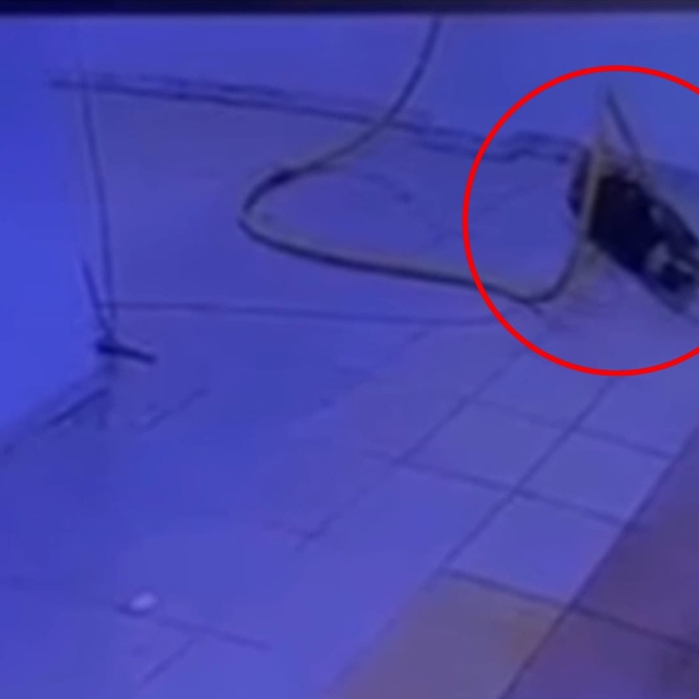 Su tahliyesi sırasında akıma kapılan kapıcının ölüm anı kamerada