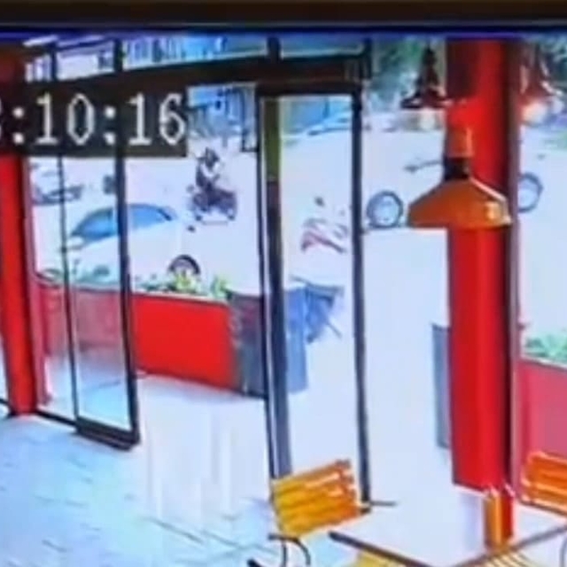 Otomobille çarpışan motosikletin sürücüsü yaralandı; kaza kamerada