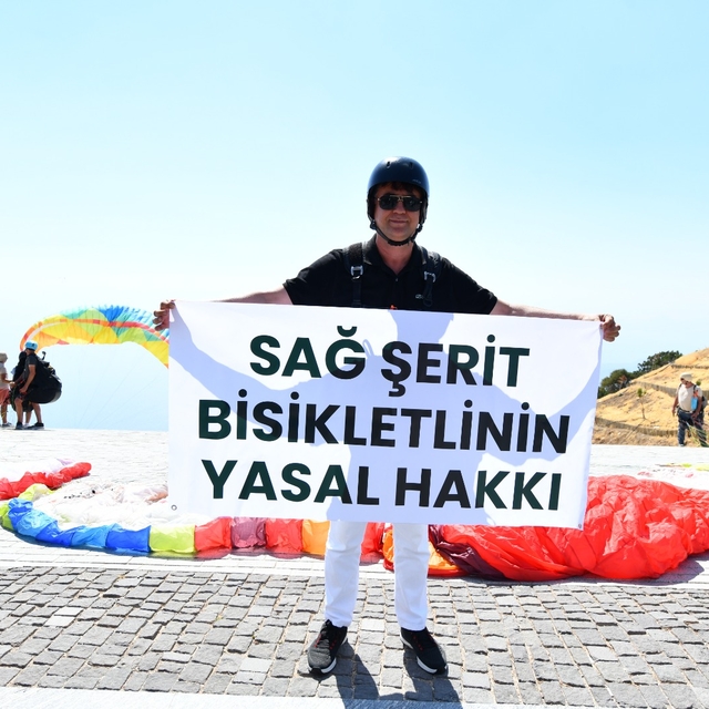 Belediye Başkanı Karaca, bisiklet farkındalığı için yamaç paraşütü yaptı