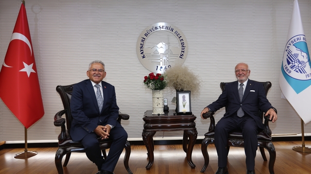 AK Parti Genel Başkanvekili Elitaş, Büyükşehir Belediye Başkanı Büyükkılıç'ı ziyaret etti