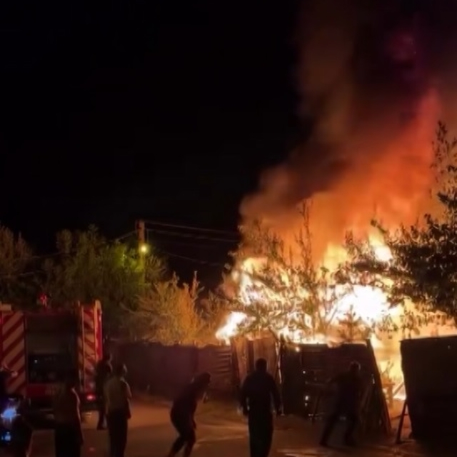 Sivas'ta, tandırın bulunduğu garajda çıkan yangın söndürüldü