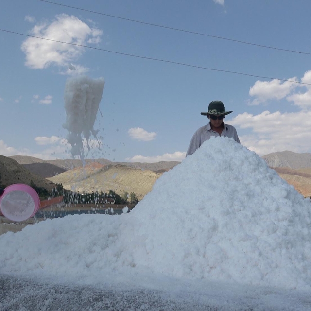 40 derece sıcakta asırlık geleneklerle tuz üretimi