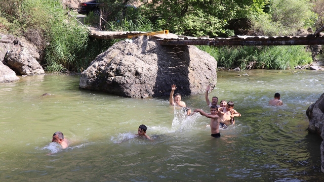 40 dereceye yaklaşan sıcakta çayda serinliyorlar
