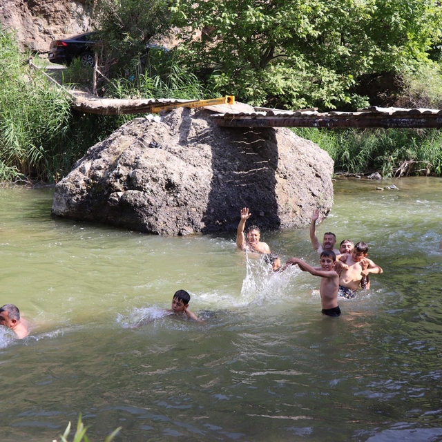 40 dereceye yaklaşan sıcakta çayda serinliyorlar