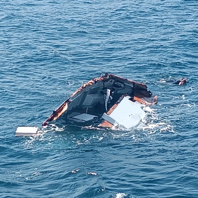 Yalova'dan Bozcaada'ya gitmek için açıldığı teknesi parçalanmış halde bulun...