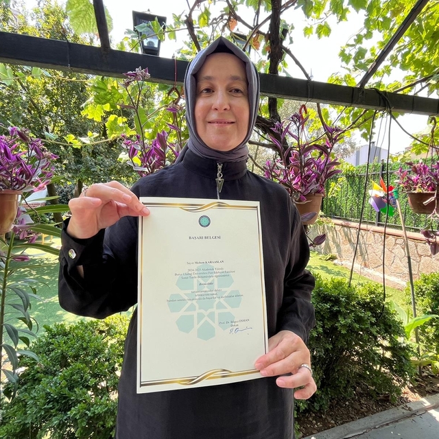 5 çocuk annesi, lise mezuniyetinden 30 yıl sonra başladığı üniversiteyi böl...