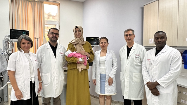 Aort damarı yırtılan hamile kadın, acil alındığı ameliyatla hem sağlığına hem bebeğine kavuştu