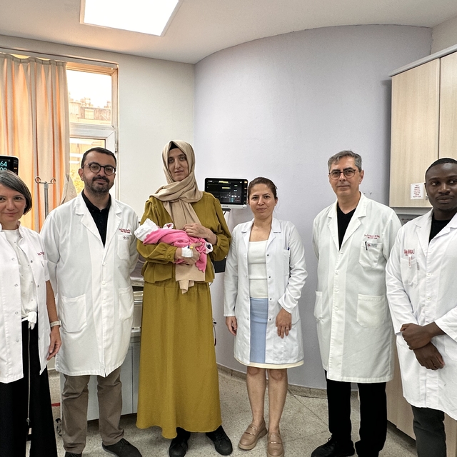 Aort damarı yırtılan hamile kadın, acil alındığı ameliyatla hem sağlığına h...