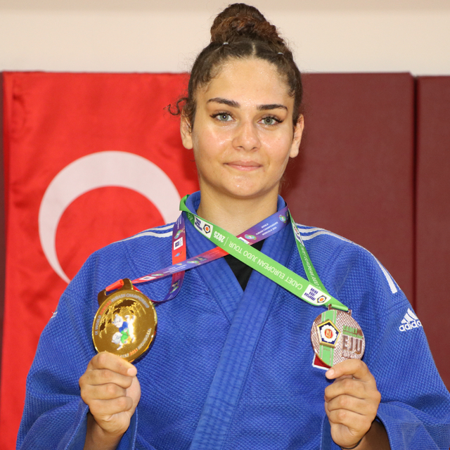 Işıl, okul koridorunda yeteneğinin keşfedilmesiyle başladığı kuraşta dünya...