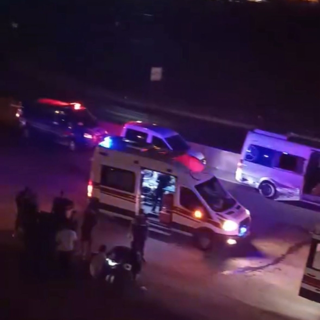 Servis minibüsü, çöp kamyonuna çarptı; 3 yaralı