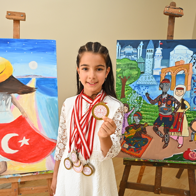 Çamaşır ipine mandalladığı resimlerle yeteneği keşfedilen küçük ressam: Fat...