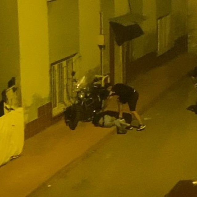 2 kişinin sokak ortasında darbedildiği anlar kamerada