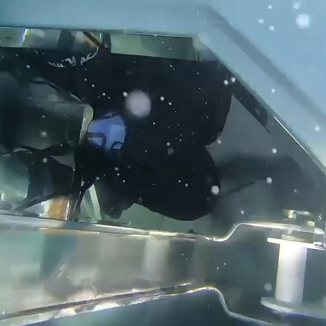 Yalova'dan Bozcaada'ya gitmek için açıldığı teknesi parçalanmış halde bulun...