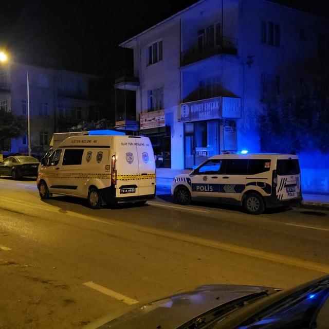 Çorum'da tartıştığı kişilere balkondan silahla ateş eden zanlı gözaltına al...