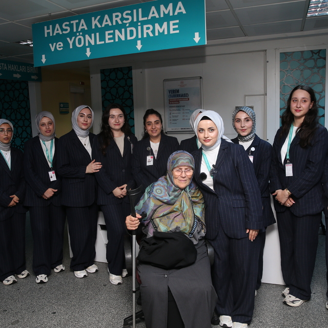 Rize'de yaşlı hasta gördüğü ilgiden moral buldu