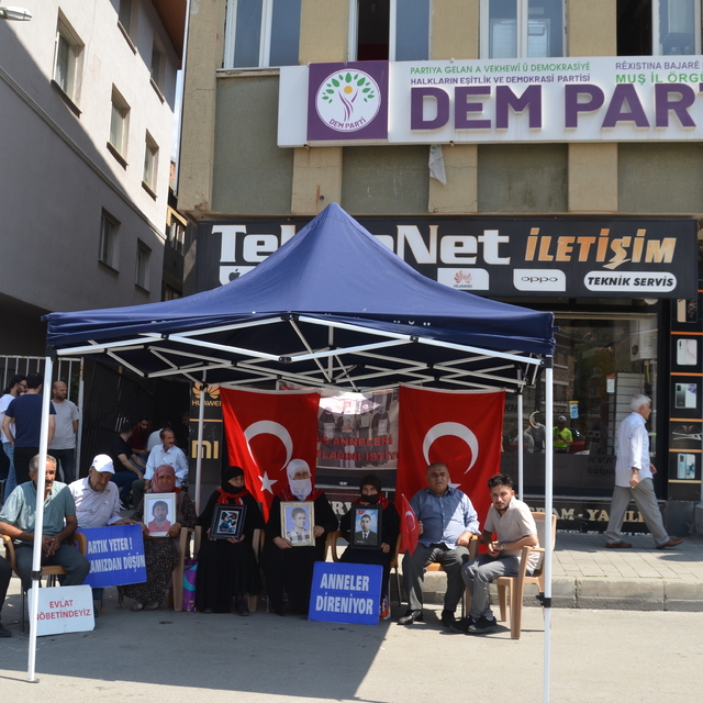 Muşlu aileler DEM Parti önündeki eylemlerini sürdürdü