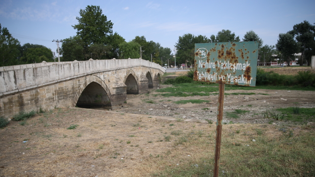 Kuraklık ve sıcakların olumsuz etkilediği Tunca Nehri'nin bazı bölümlerinde su akmıyor