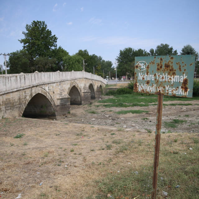 Kuraklık ve sıcakların olumsuz etkilediği Tunca Nehri'nin bazı bölümlerinde...