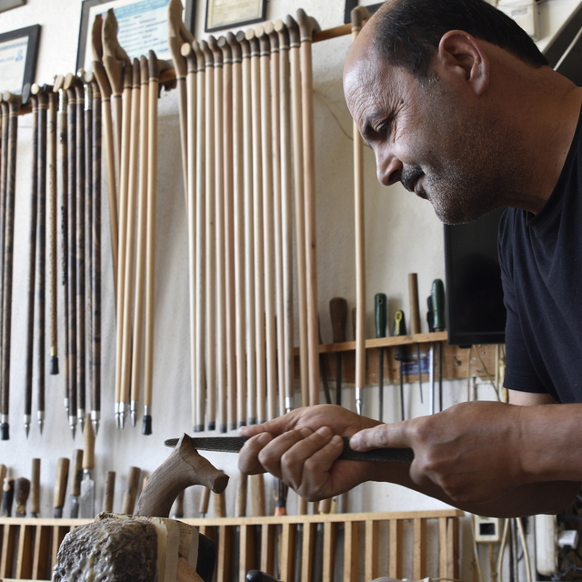 Bitlisli usta, Malazgirt Zaferi'nin yıl dönümüne özel bastonlar tasarladı