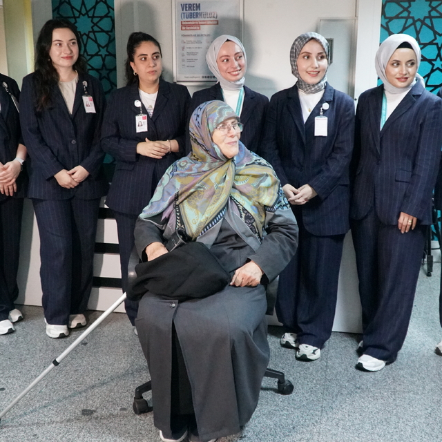 Muayeneye yalnız gelen hastaya sağlık personelinden şifa veren ilgi