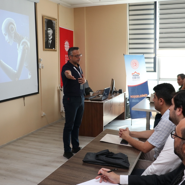 Erzurum'da gazetecilere "Yapay Zeka Destekli Medya Uzmanlığı Eğitimi" veril...