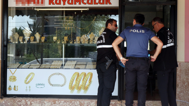 Kuyumcuyu bıçakla tehdit ederek 600 bin TL'lik bilezik alıp kaçan şüpheli yakalandı