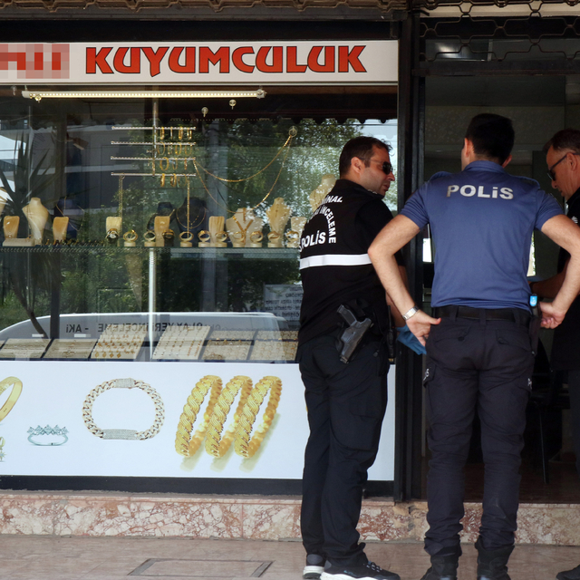 Kuyumcuyu bıçakla tehdit ederek 600 bin TL'lik bilezik alıp kaçan şüpheli y...