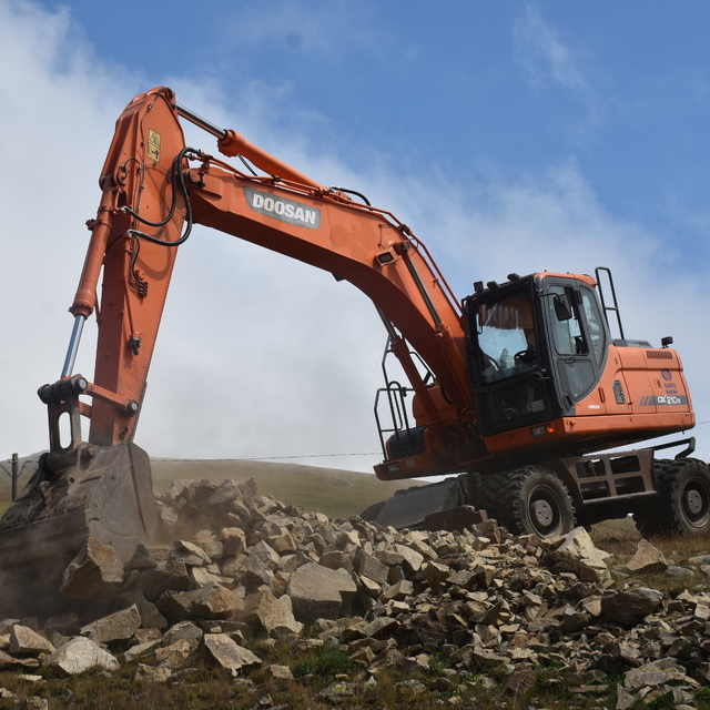 Gümüşhane'de izinsiz ve kaçak yapılar yıkılıyor